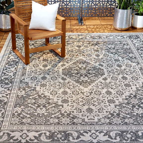 Nicole Miller New York Patio Country Dahlia Indoor/Outdoor Area Rug