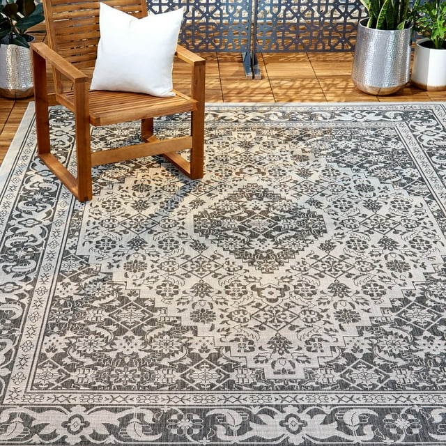Nicole Miller New York Patio Country Dahlia Indoor/Outdoor Area Rug
