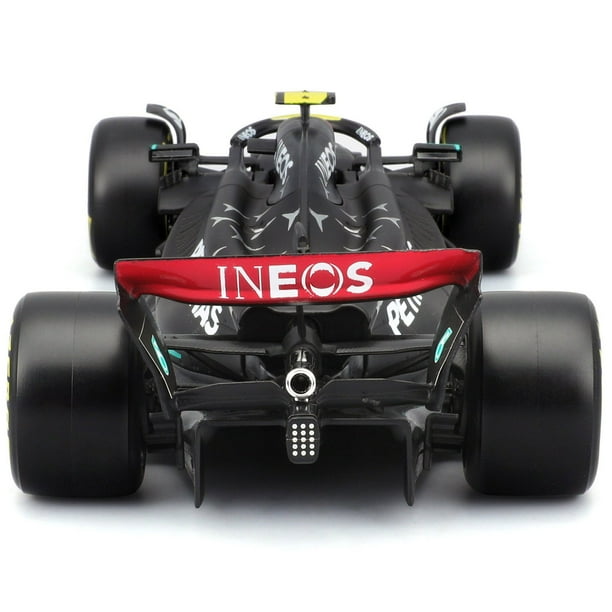 Bburago Formula One Racing 1:24 Race Cars with Driver Figures, 2