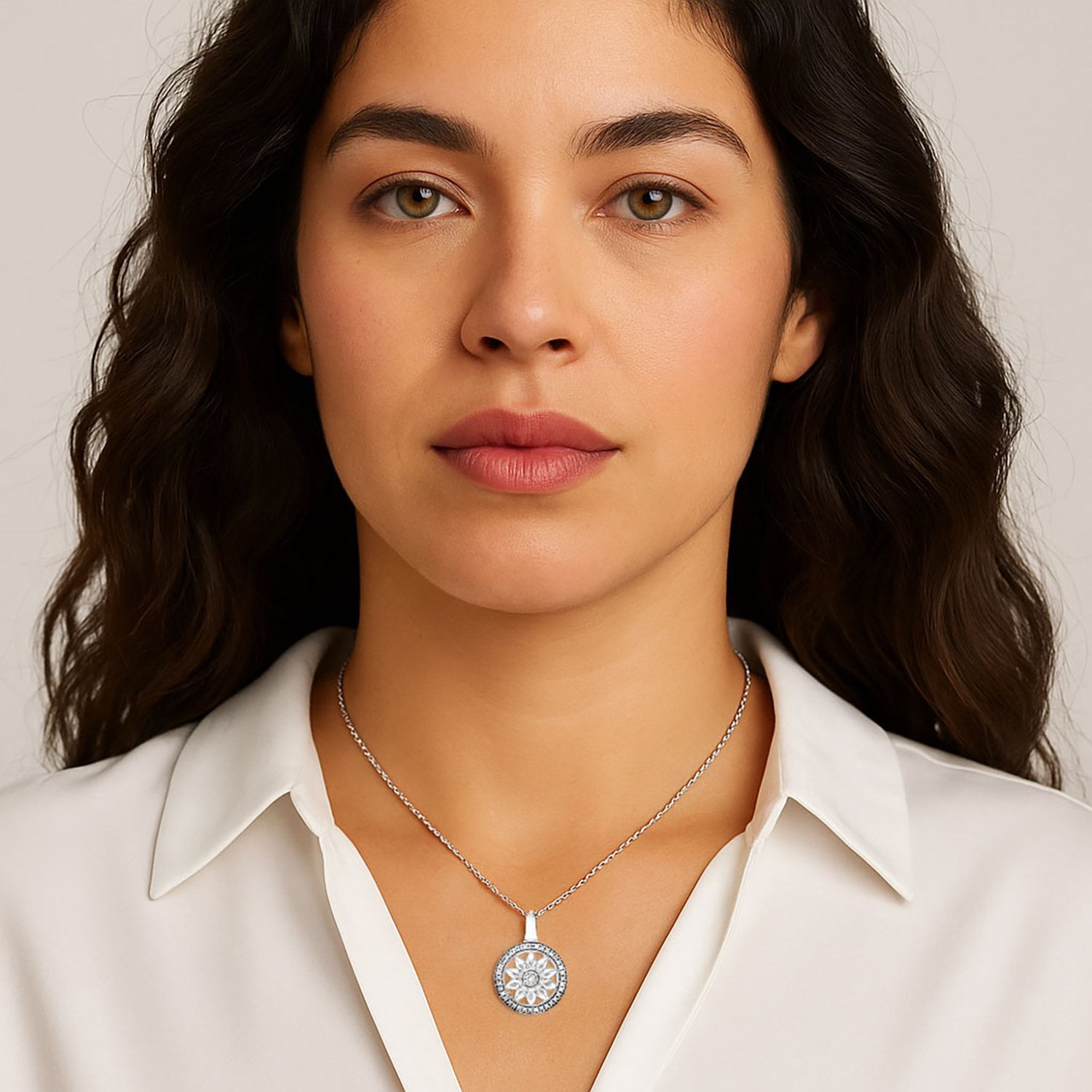 SAMS、ペンダントトップ。 Sunflower and .13 CTTW Diamond Pendant in Sterling Silver