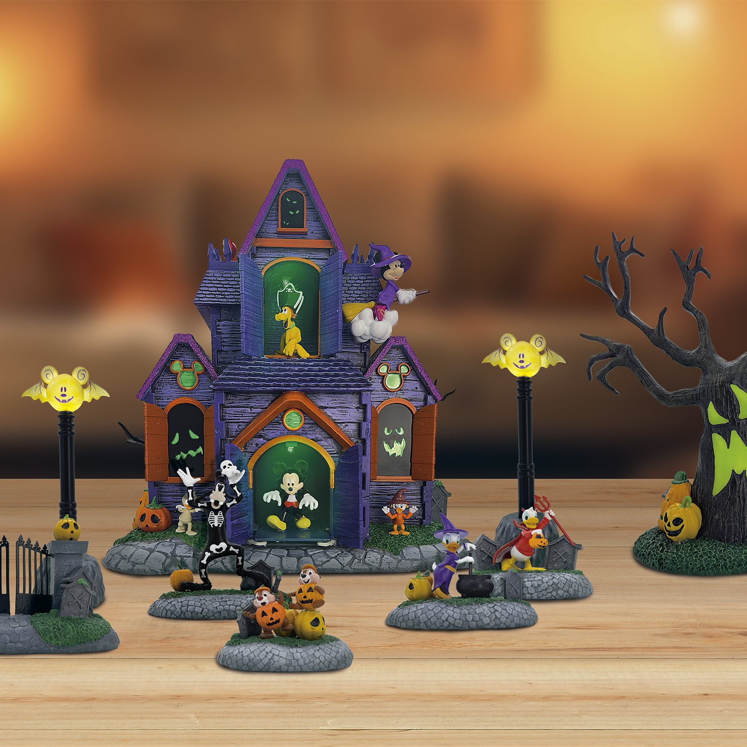 Disney Halloween Village ミニチュアセット Amazon.com: Disney Halloween Haunted Village Set - Musical Sound
