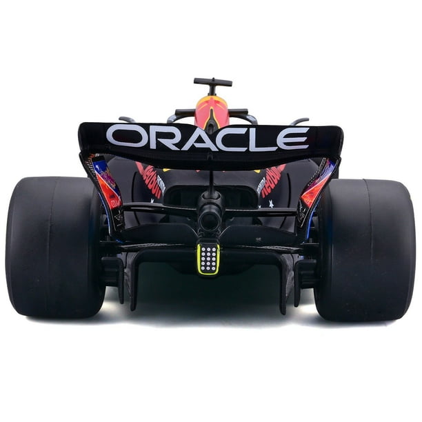 Bburago Formula One Racing 1:24 Race Cars with Driver Figures, 2