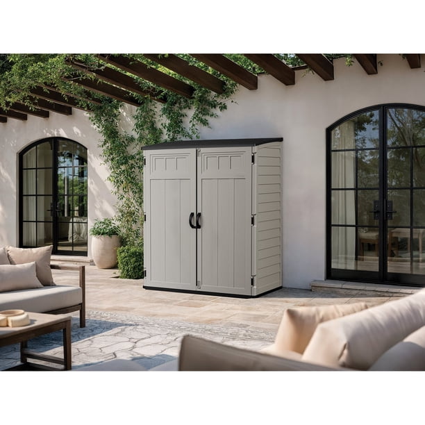 サンエス Suncast 6'x4' Extra Large Vertical Outdoor Storage Shed with Shelf